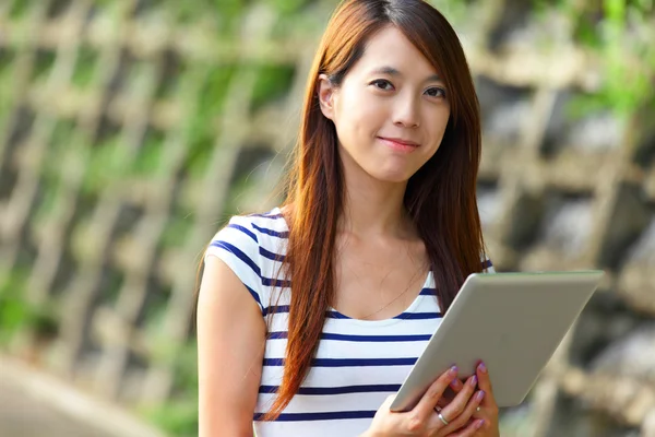 Tabletta számítógépet használó nő — Stock Fotó