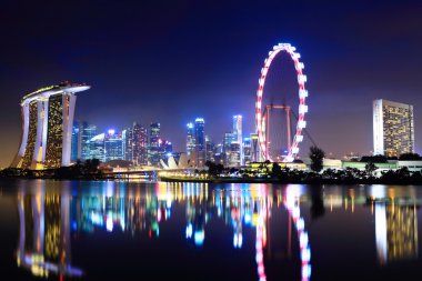 Singapur şehrinin gökyüzü geceleri