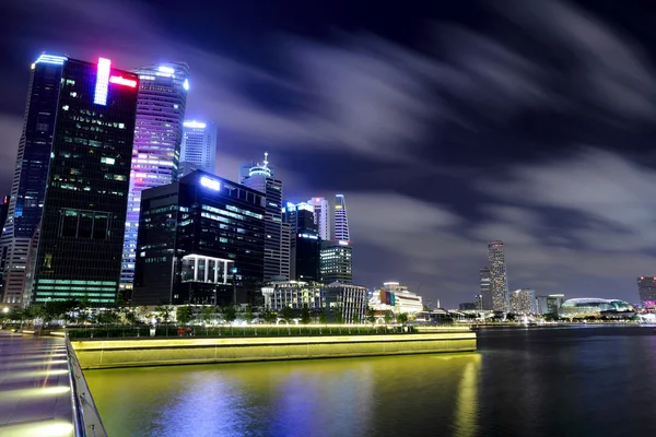 Singapur şehrinin gökyüzü geceleri — Stok fotoğraf
