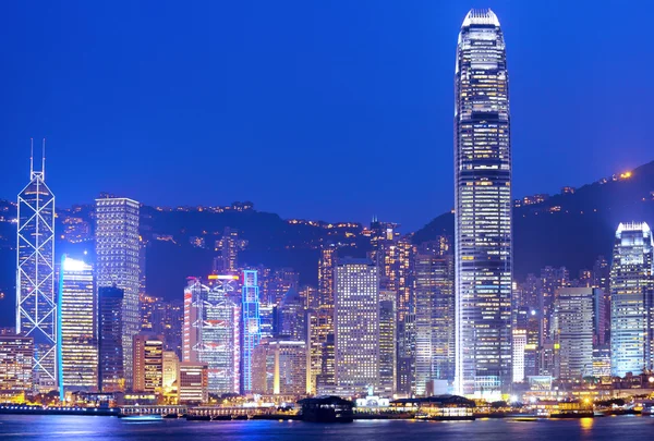 Hong kong skyline por la noche Imagen de stock