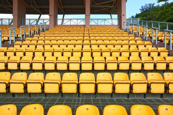 Fotele z tworzyw sztucznych na stadionie — Zdjęcie stockowe