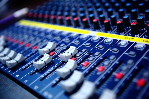 Controles do console de mistura de áudio — Fotografia de Stock