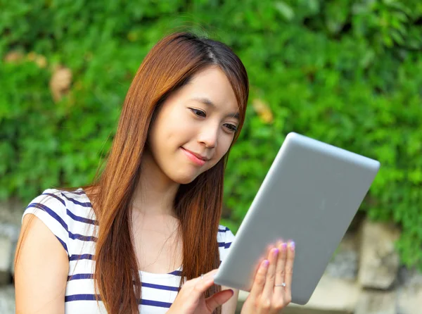 Jonge vrouw met behulp van tablet touch PC — Stockfoto