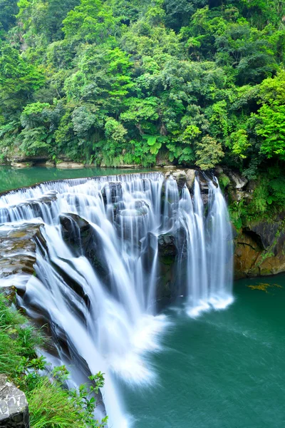 Большой водопад на Тайване — стоковое фото