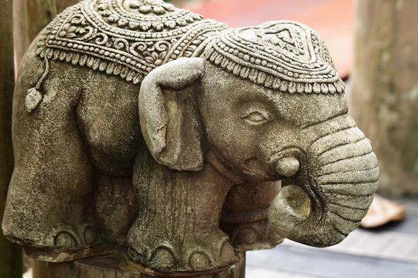 Statue d'éléphant en pierre — Photo