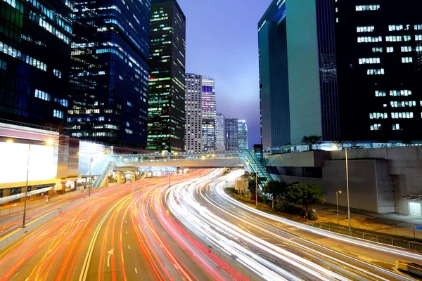 Ciudad urbana con luz de coche — Foto de Stock
