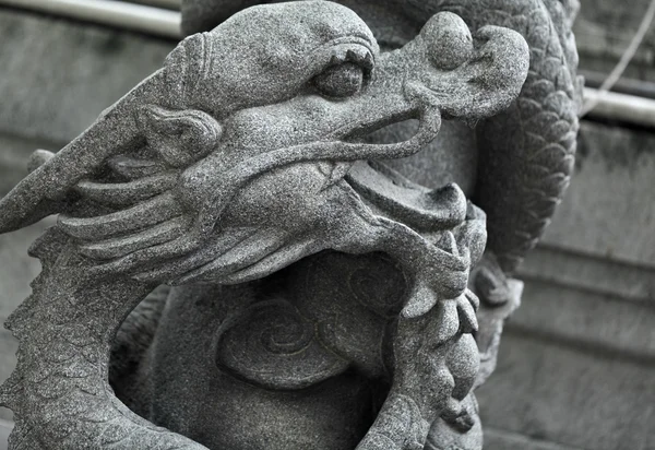 Tapınakta Çin ejderhası heykeli — Stok fotoğraf