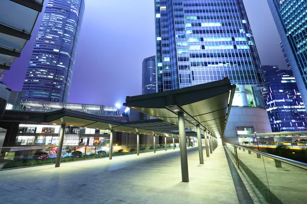 Detalhes de edifícios de negócios à noite em Hong Kong — Fotografia de Stock
