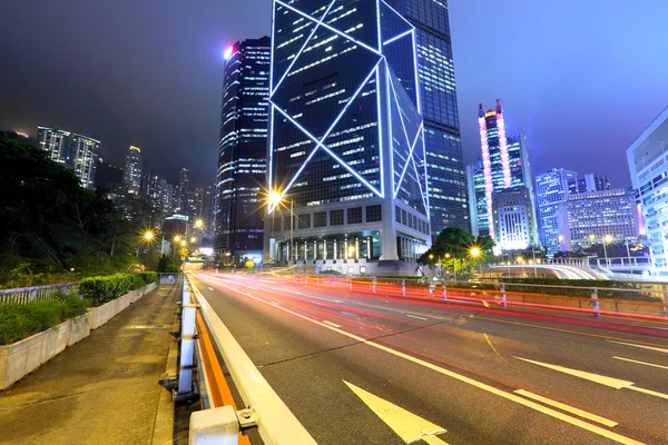 Verkeer met randonscherpte licht door stad bij nacht — Stockfoto