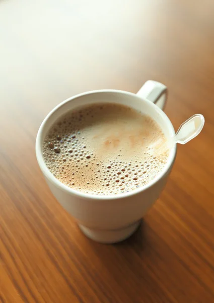 Чашка кофе на столе — стоковое фото
