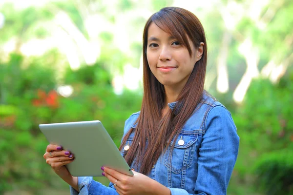 Tablet dokunmatik bilgisayar kullanan genç kadın — Stok fotoğraf