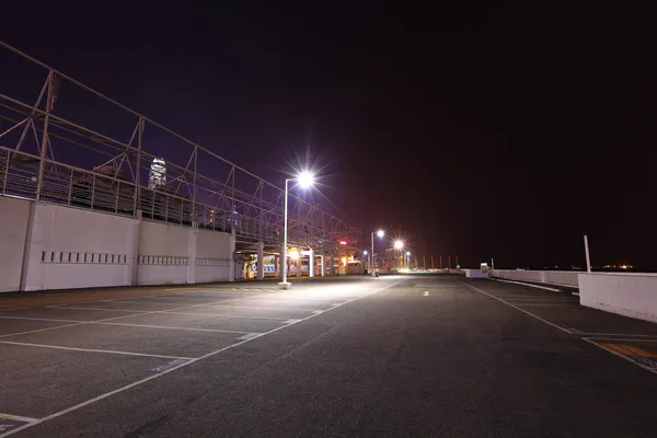 Auto parkeerplaats bij nacht — Stockfoto
