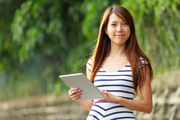 Ung kvinna använder tablet touch dator — Stockfoto