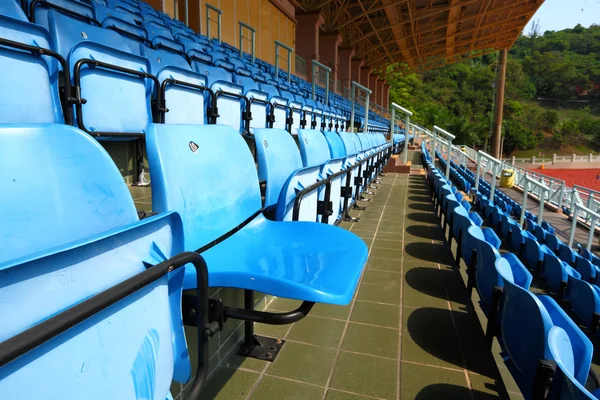 Fotele z tworzyw sztucznych na stadionie — Zdjęcie stockowe