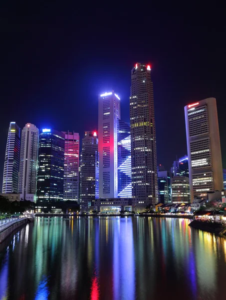 밤에 하늘을 나는 싱가포르 도시 — 스톡 사진
