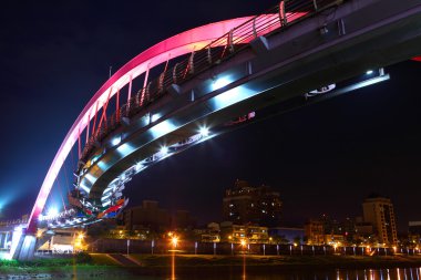 Night view of the arcuate bridge