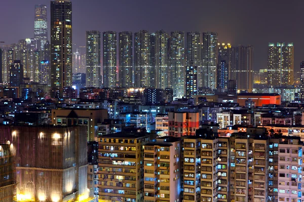 Hong kong z zatłoczonych budynków nocą — Zdjęcie stockowe