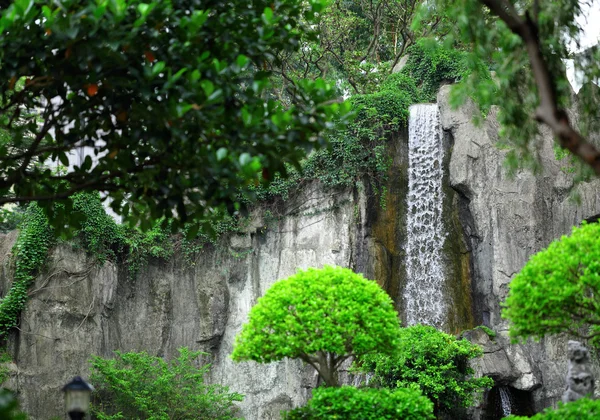 Wasserfall im Park — Stockfoto