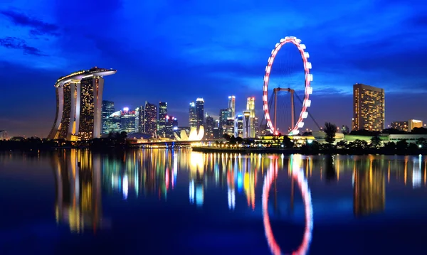 Singapore paesaggio urbano di notte — Foto Stock