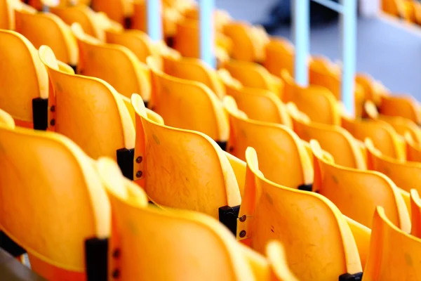 Gele plastic stoelen stadium — Stockfoto