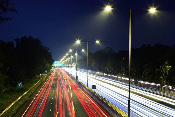 Шоссе с автомобильным освещением — стоковое фото