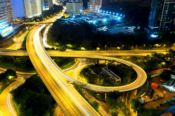 Highway bij nacht in moderne stad — Stockfoto