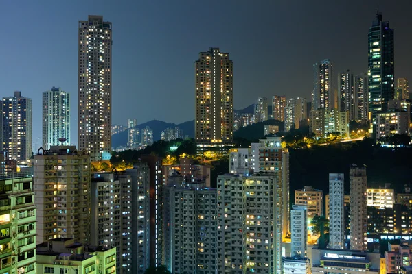 Hong Kong con edifici affollati di notte — Foto Stock