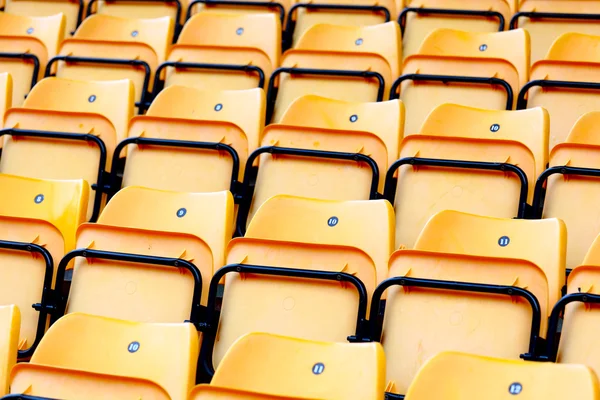 Asientos de plástico amarillos en el estadio — Stok fotoğraf