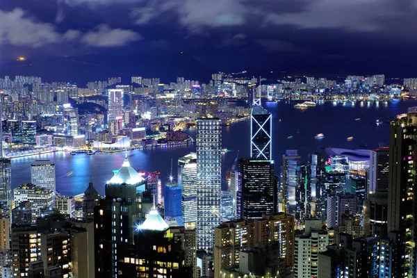 Гонконг с многолюдными зданиями ночью — стоковое фото