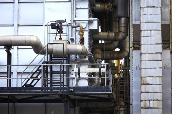 Industribyggnad, stål pipeline — Stockfoto