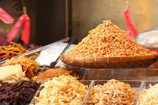Сушені креветки на китайському ринку — стокове фото