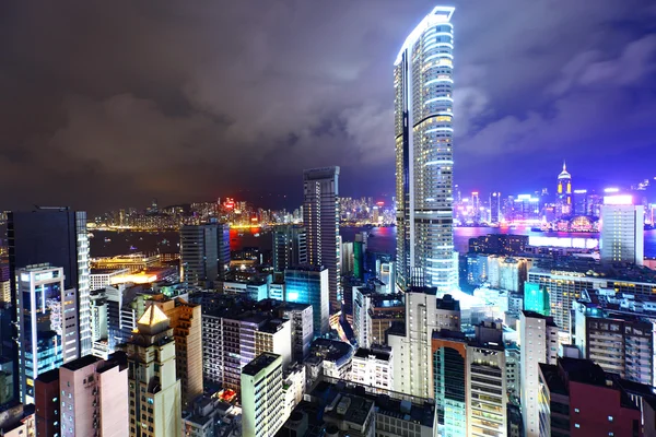 Hong Kong з переповненому будівель на ніч — стокове фото