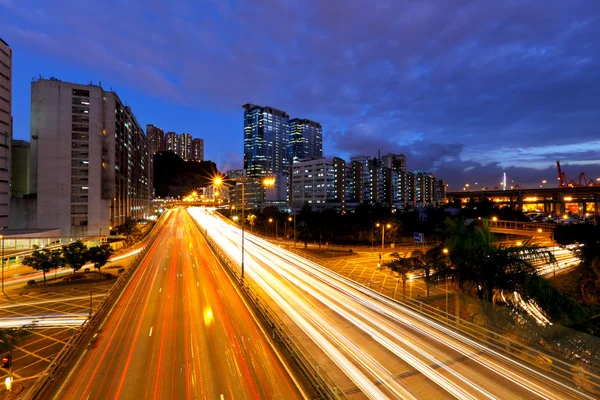 Cidade à noite com tráfego movimentado — Fotografia de Stock