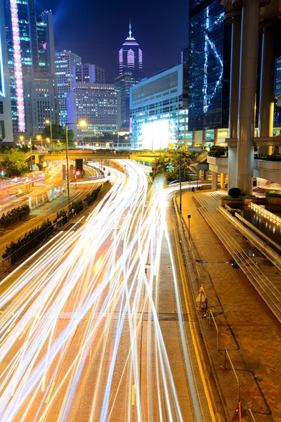 Stadt in der Nacht mit viel Verkehr — Stockfoto