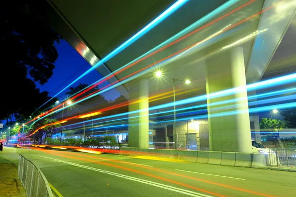 Stad in nacht met drukke verkeer — Stockfoto
