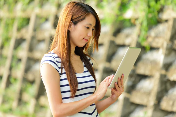 Tablet bilgisayar açık olan Asyalı kadın — Stok fotoğraf