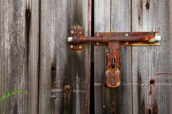 Old lock on closed door — Stock Photo, Image