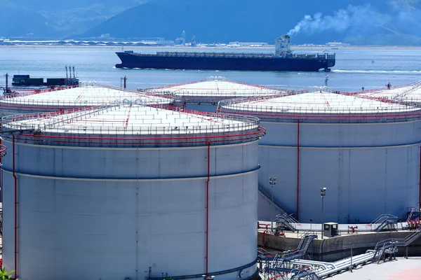 Oil tank and oil ship — Stock Photo, Image