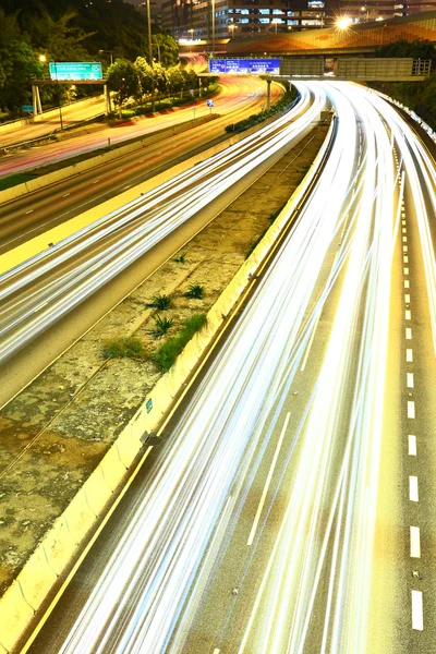 Autobahn bei Nacht in der modernen Stadt — Stockfoto