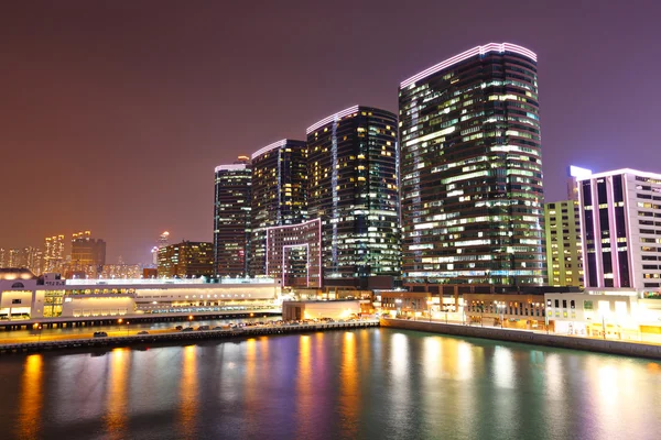 Офисные здания на берегу моря ночью — стоковое фото