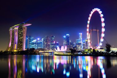 Singapur şehrinin gökyüzü geceleri