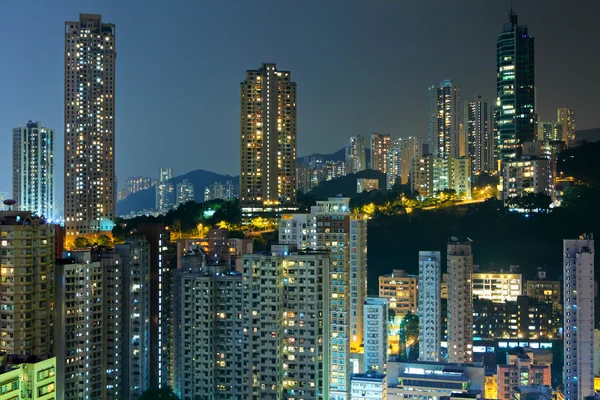 Hong kong met overvolle gebouwen bij nacht — Stockfoto