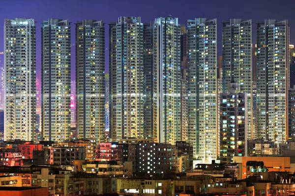 Lägenhet byggnad på natten — Stockfoto
