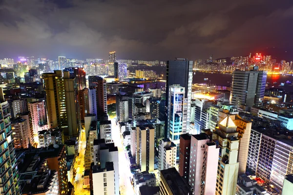 Hong kong mit vielen Hochhäusern in der Nacht — Stockfoto
