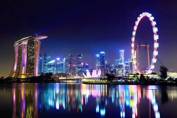 Ciudad de Singapur skyline por la noche — Foto de Stock