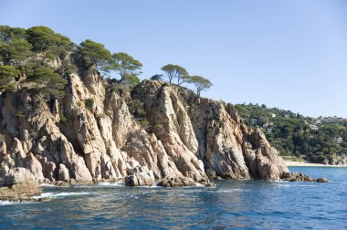 İspanya. Bir Lloret de mar. kayalık sahil.