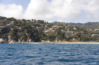 İspanya. Costa brava. üzerinde kayalık sahil evleri.