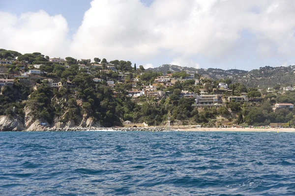 Spanje. Costa brava. huizen aan de rotsachtige kust. — Stockfoto