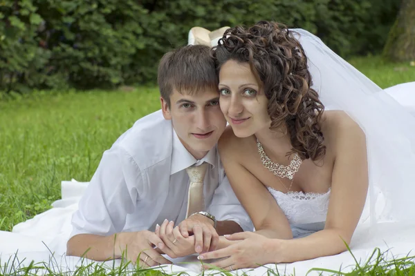 Newly-married couple on a grass — Stock Photo, Image