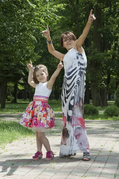 优雅的女儿和妈妈舞蹈 — 图库照片